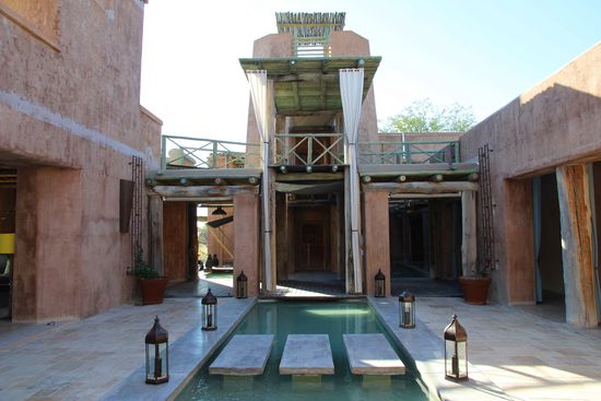 Anschließend betritt man den Innenhof, der von kleinen Wasserkanälen geziert wird.