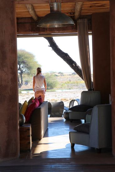 Von dort direkt in den Lounge Bereich, der zur großen Aussichtsterrasse hin geöffnet ist, damit der Gast stets den Blick in die Etosha genießen kann.