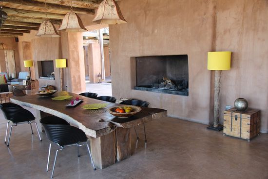 Zwei große Kamine, die sowohl in den frühen Morgenstunden, als auch am Abend angefeuert werden (zu Recht, denn die Temperaturen nähern sich dann dem Gefrierpunkt und Skiunterwäsche und Daunenjacke sind nicht übertrieben).