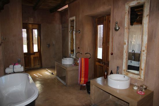 ...welches glücklicherweise als einziges Zimmer im Hauptgebäude liegt, denn die anderen Gäste müssen sich stets einen Abhol-/Bringservice ordern, um zum Essen oder an den Pool gehen zu dürfen. Das Resort ist nicht eingezäunt und vor, hinter, auf jedem Baum könnte eine Gefahr lauern.