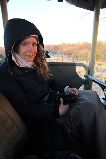 Auf einer morgendlichen Pirschfahrt heißt es: 5:30 Uhr Frühstück, 6 Uhr Abfahrt. Es ist so kalt, dass wir mit Wärmflasche (unser Guide nennt sie "Bush Babies") und einem fleecegefütterten Cape ausgestattet werden - zusammen mit Skiunterwäsche und Daunenjacke ergibt das die perfekte Ausstattung für ungetrübten Outdoor-Spaß im Safari-Auto.