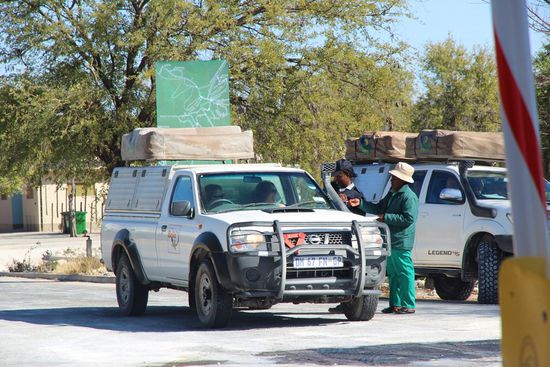 Ähm...vielleicht nicht das passendste erste Bild zum letzten Satz, aber trotzdem zeigenswert: Autokontrolle an den Eingangstoren - bei der Einfahrt wird so einiges von einem registriert. Besonders wichtig dabei, die genauen Angaben zum Fahrzeug, damit man bloß nicht verloren geht. Bei der Ausfahrt werden die Reifen desinfiziert und der Kofferraum auf unerlaubtes "Gepäck" (z. B. widerrechtlich geschossenes Wild o.ä.) durchsucht.