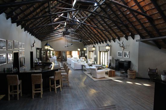 Die Mushara Lodge liegt vor den Toren des Etosha N.P. - hier seht ihr den Lounge Bereich mit Kamin...