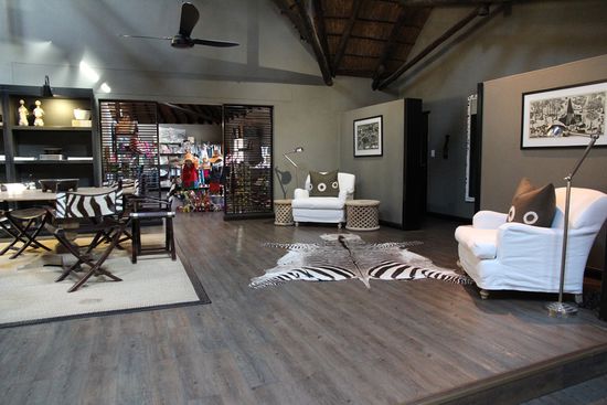 ...und hier die Leseecke und den kleinen Shop mit allerlei afrikanischen Souvenirs.