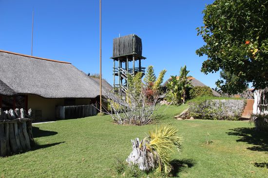 ...mit Aussichtsturm. Von oben gibt es einen schönen Rundum-Blick, unter anderem auf das nahegelegene Waterberg Plateau....