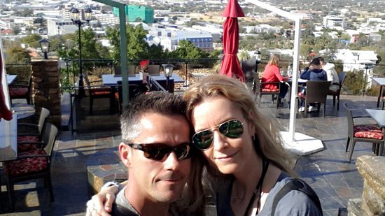 Auf der Heinitzburg mit Blick auf Windhoek...der Umgang mit der Selfie Stange wird noch perfektioniert...(die Stadt denkt ihr euch also einfach dazu)