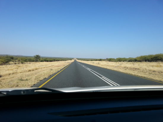 Auf dem Weg von Windhoek in die Kalahari...auf einer "B" Straße - also alles schön asphaltiert und perfekt, um zu "üben", wie man sich am Mittelstreifen orientiert, um nicht links von der Fahrbahn zu "rutschen".