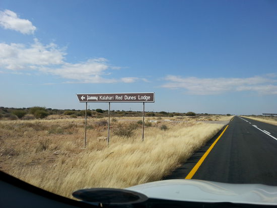 ...und angekommen - Einfahrt zur Red Dunes Desert Lodge.