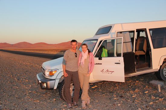 Pünktlich zum Sonnenaufgang am Eingang des Namib Naukluft Park.
