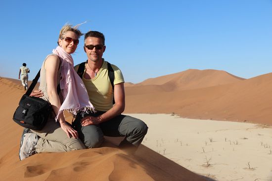 ...und erklimmen einige Höhenmeter von "Big Daddy" - die Düne direkt über dem Deadvlei - einer bizarren, ausgetrockneten Salzpfanne. Der Aufstieg auf so einen Sandberg ist sehr mühsam - der Abstieg entgegen dauert nicht mal eine Minute. Man springt den steilen Hang einfach hinab - ein Rießenspaß!
Und kurz mal zwischendurch; "Alles Liebe zum Geburtstag ""Mama Marco!" 