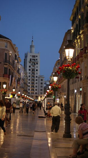 Am Abend sieht Malaga besonders traumhaft aus, da es toll beleuchtet ist und die Stimmung bei den Restaurants einfach angenehm ist !