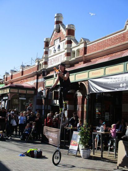 Mit Feuer jonglierend am Einrad - net schlecht 