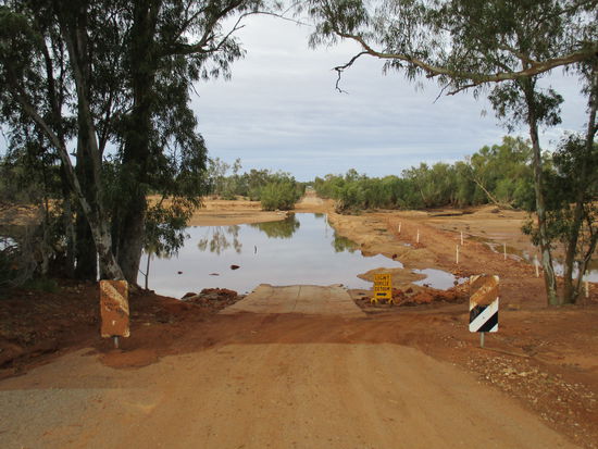 Gascoyne River Crossing Teil 2 - wir haben tief durchgeatmet als wir endlich auf der anderen Seite des breiten Flusses waren...  Ohne Detour wäre es wohl nicht gegangen...