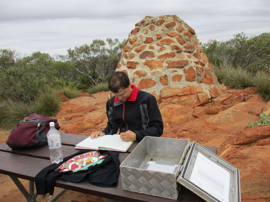 Eintrag ins Gipfelbuch - nach dem anstrengenden Aufstieg war es oben richtig kalt und windig