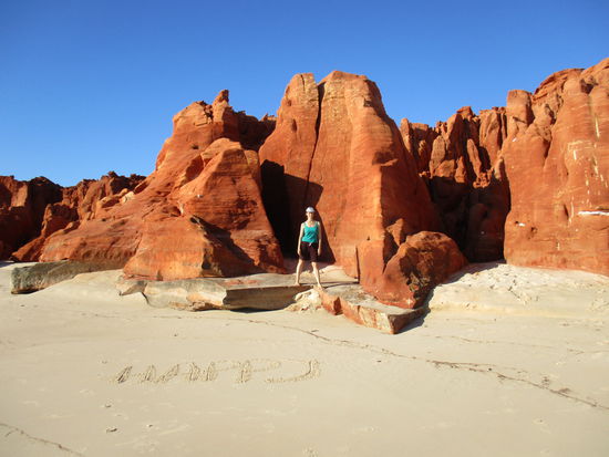 Happy @ Kooljaman - die roten Sandsteinfelsen sind das Markenzeichen am Cape Leveque
