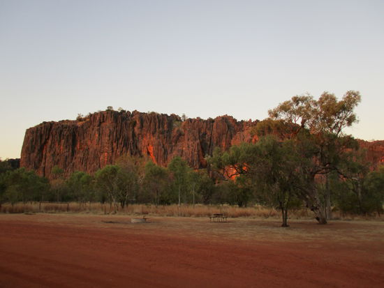 ... mit wunderbarer Aussicht  Man beachte das Farbenspiel der Felsen im Vergleich zum vorvorigen Foto