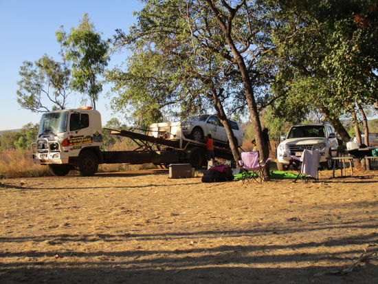 Szene am Campground: 2 Franzosen haben ihr Auto auf der Zufahrtsstraße demoliert - Achsenbruch! Nach über 24 Stunden kam dann der Abschleppdienst aus dem ca 500 Kilometer entfernten Broome - Fazit: Totalschaden im Outback ist nicht sooo ideal. Und ob die Beziehung das überstehen wird ist auch unklar, so wie die Dame den Herrn beflegelt hat über Stunden... 