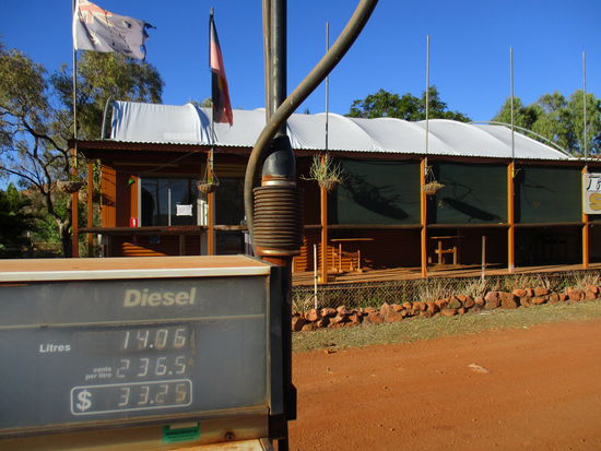 Der Imintji Store ist derzeit geschlossen - die Aboriginal Community streitet mit dem Pächter ums liebe Geld... das ist auf der ganzen Welt gleich  Man beachte auch den Dieselpreis vor der Schließung... *Hilfe*