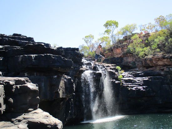 Nein er sitzt ja nicht, er SPRINGT!!! 