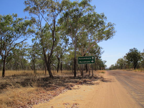 Eigentlich wollten wir ja gerade aus bis zu den Mitchell Falls, wir haben uns allerdings auf Grund der Berichte über die immer schlechter werdende Straße dagegen entschieden... somit haben wir einen Grund zurück zu kommen...  Also rechts rum und weiter geht's!