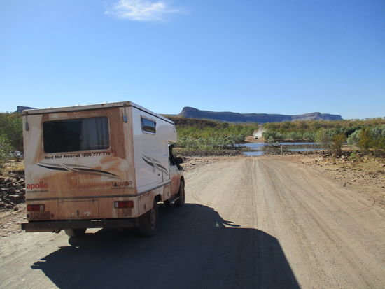 Kurzer Stopp und schauen, ob es das andere Auto problemlos durch schafft...