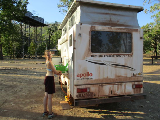 Worüber sie wohl lacht bei den Essensvorbereitungen? 