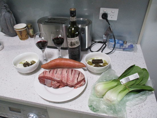 Unser Dinner - Lammbraten mit Bok Choi, Süßkartoffel &amp; Tzatziki mit Oliven und gefüllten Weinblättern 