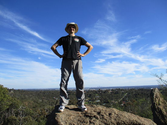 Am Eagle View Lookout! Im Hintergrund ist ganz klein die Skyline von Perth zu sehen