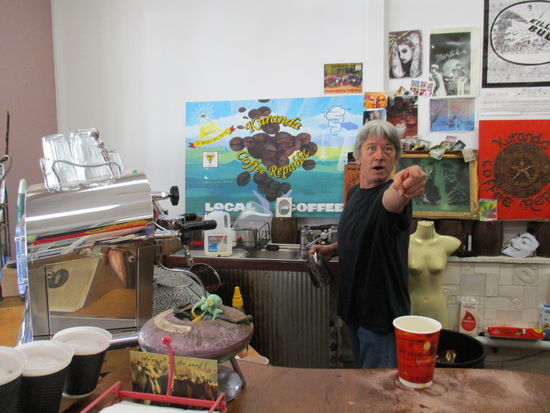 ... wo uns ein völlig zugedröhnter und durchgeknallter Hippie einen Kaffee macht...