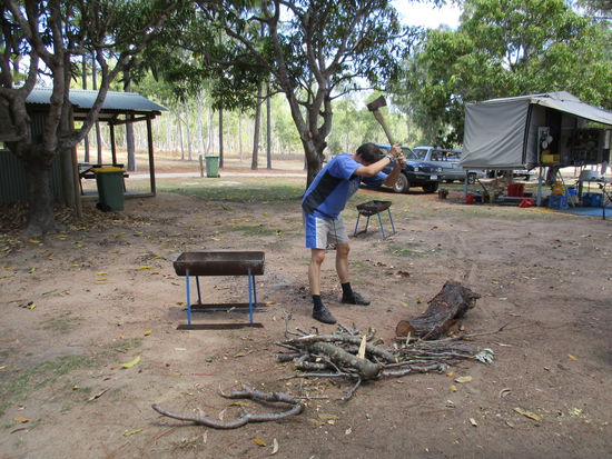 Kaum angekommen wird erst mal Holz gehackt...