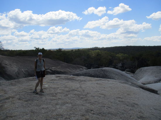 Danach machen wir bei großer Hitze den Walk in die Granit Gorge...