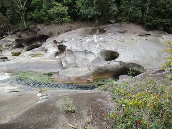 Ebenso - hier sind schon viele Menschen ertrunken aber immer noch werden die Warnschilder ignoriert und man sieht Leute im Wasser, obwohl es streng verboten ist... Unverständlich!