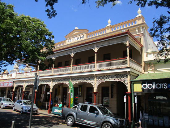 ... und das Gebäude von außen