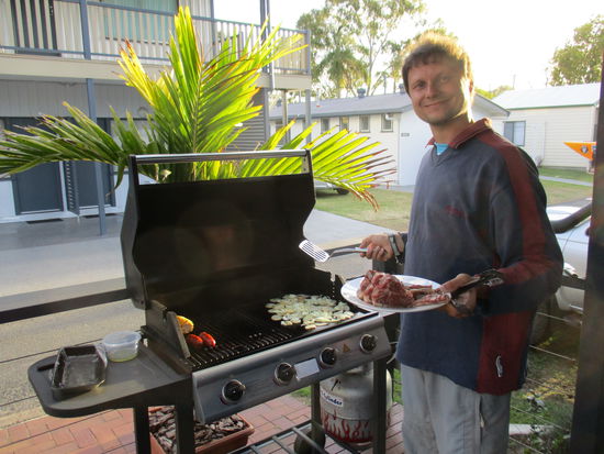 Das sieht nach Lammkoteletts und Würstchen aus. Mit den entsprechenden Beilagen natürlich 
