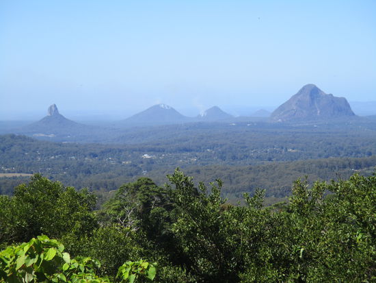 Ein erster Blick auf die Glass House Mountains vom Mary Cairncross Scenic Reserve aus gesehen
