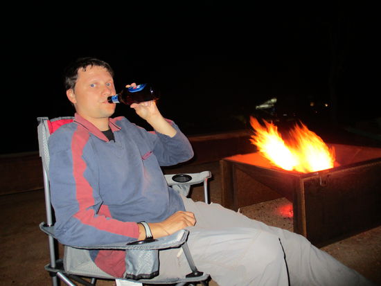 ... und nach dem Abendessen bei unserem 1. Campfire  Da waren die Fliegen dann zum Glück schon im Bettchen!