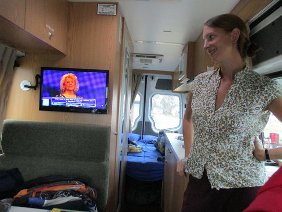 Watching TV in unserem Camper