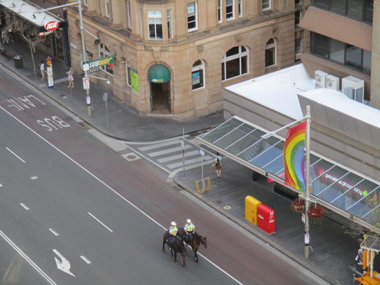 Direkt unter unserem Balkon spazierte auf einmal die berittene Polizei vorbei...