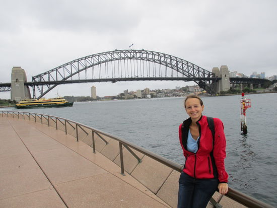 Vor der Oper mit Blick auf die Harbour Bridge...
