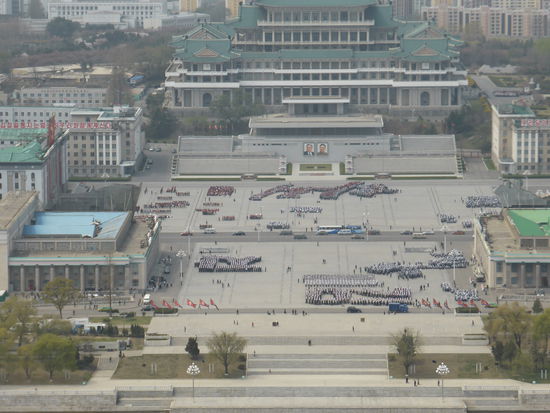 Der Kim Il-Sung Platz, die Vorbereitungen für die Feiertags-Parade laufen auf Hochtouren