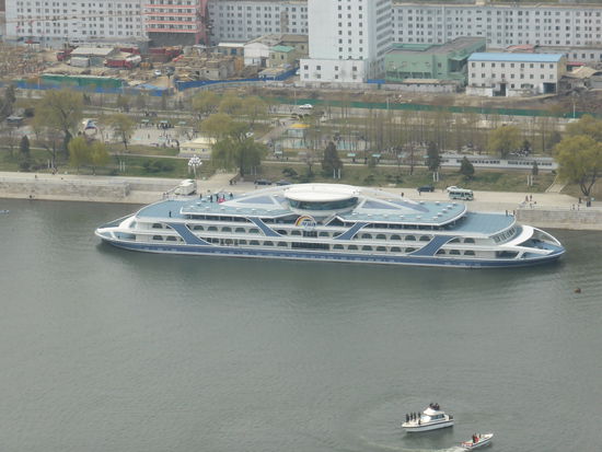 ein Restaurantschiff