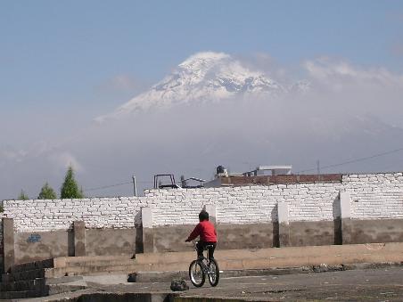 Der hoechste Berg Ecuadors, der Chimborazo; vom Busbahnhof aus
