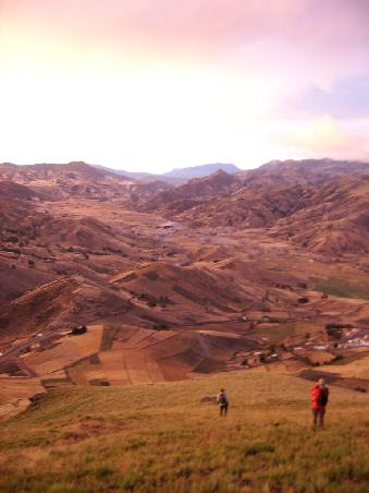 Die Landschaft wurde waehrend des Abstieges in allen nur denkbaren Rot- und Gelbtoenen beleuchtet