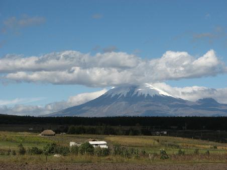 Der Cotopaxi(5900m); in Latatuga haben Joans und ich defintiv eine Bergsteigertour fuer den 9.und 10. gebucht; 7Stunden Qual und ein unvergesslicher Moment - ich freu mich schon!