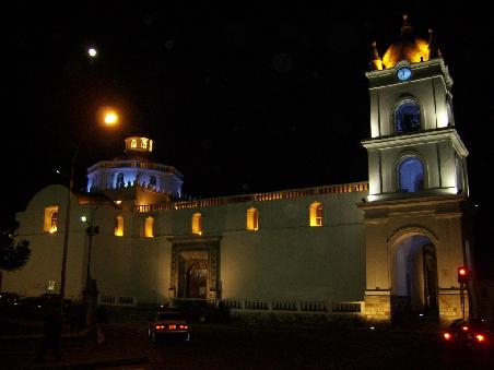 In Latatunga gibt es ausser gutem selbstgemachten Essen auch noch eine Kirche, die Nachts in typischem ecuadorianischen Stiel angeleuchtet wird.