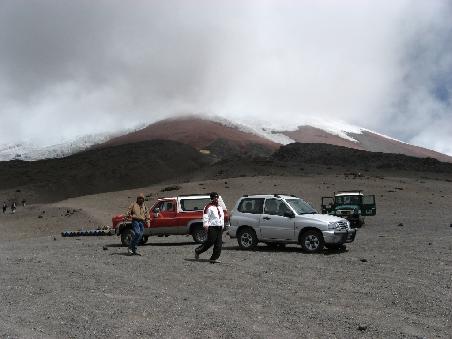 Von hier ging es zum Refugio - im Hintergrund natuerlich der Cotopaxi