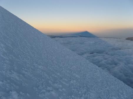 Die Sonne wirft den Schatten des Cotopaxi an den Horizont