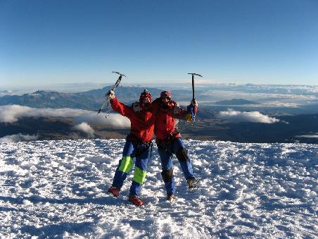 Uebergluecklich: Jonas und ich auf dem Gipfel in 5897m Hoehe