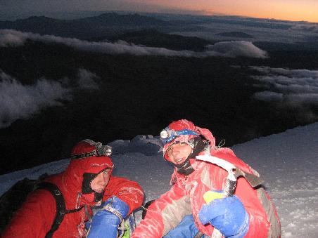 Mit vereisten Klamotten geniessen wir bei einer der Pausen den Sonnenaufgang - 5800m