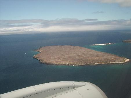 Der Landeanflug; vorne: die Insel Baltra